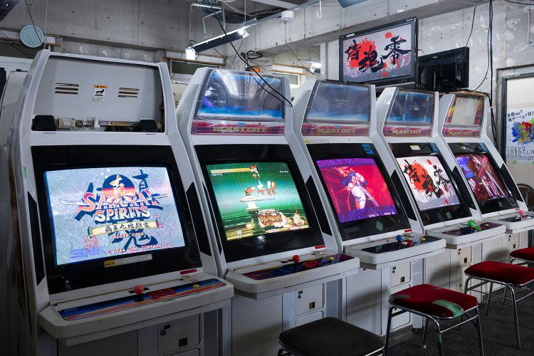 対戦台が並ぶ風景はやはり圧巻！　これを見てかつてを思い出す方もいるのでは。