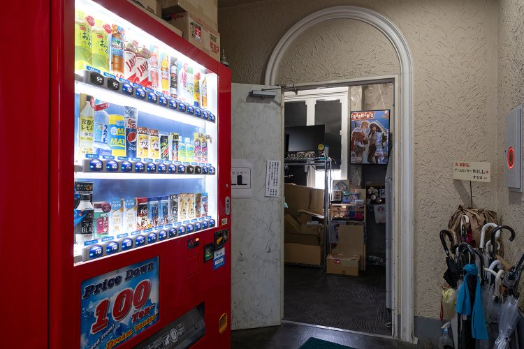 自販機で売っているものも、ゲームセンターの収入源になる。飲み物もなるべく店で買うのが、遊ぶ者の心意気だ。