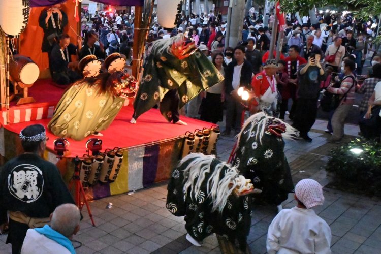笛や太鼓などが奏でる「重松流祭囃子」に合わせて獅子が舞い踊る。