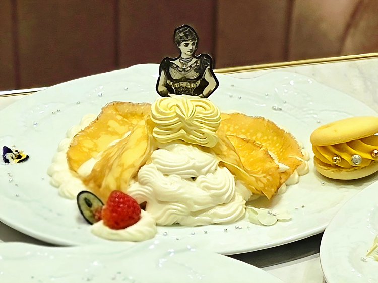 エトワール・デセール～カスタード・マンゴー～2200円（2025年10月1日から期間限定で提供）。