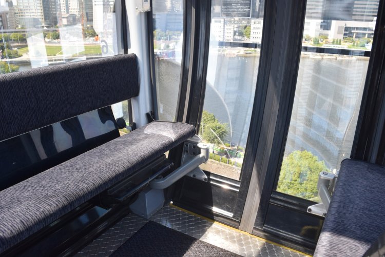 最大8人乗りのキャビン内は広々とした雰囲気。