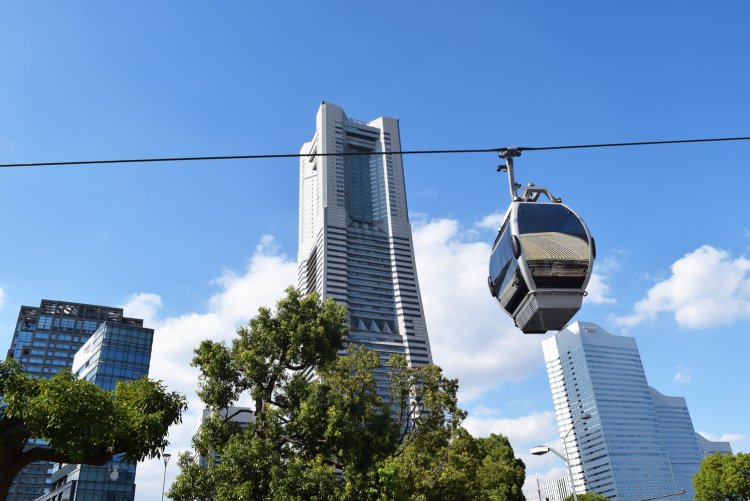 横浜ランドマークタワーとYOKOHAMA AIR CABIN。