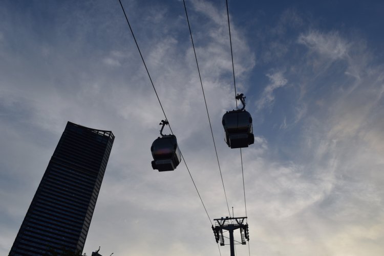 夕暮れが迫る時間のYOKOHAMA AIR CABINを下から見上げる。