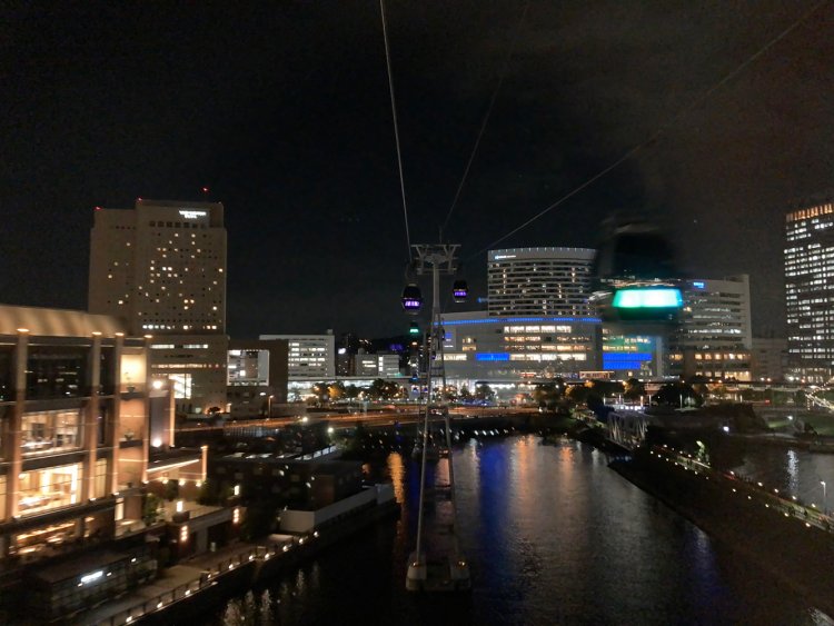 夜景の中を行くYOKOHAMA AIR CABINからの眺めがすごかった。