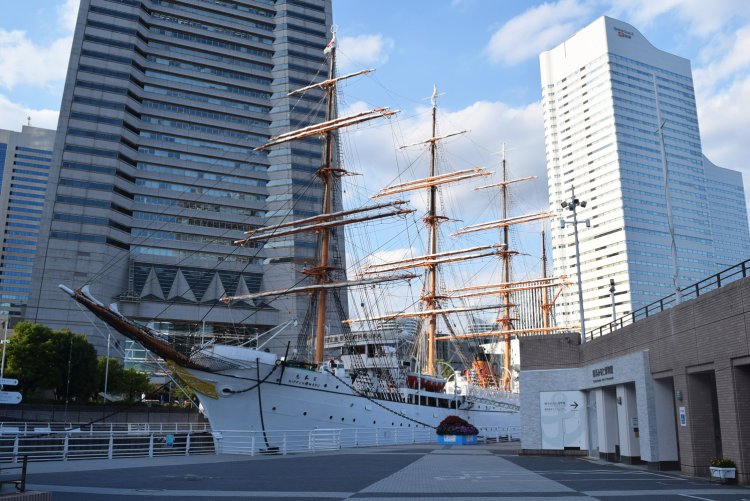 帆船日本丸の内部はチケットを購入すると見学が可能。