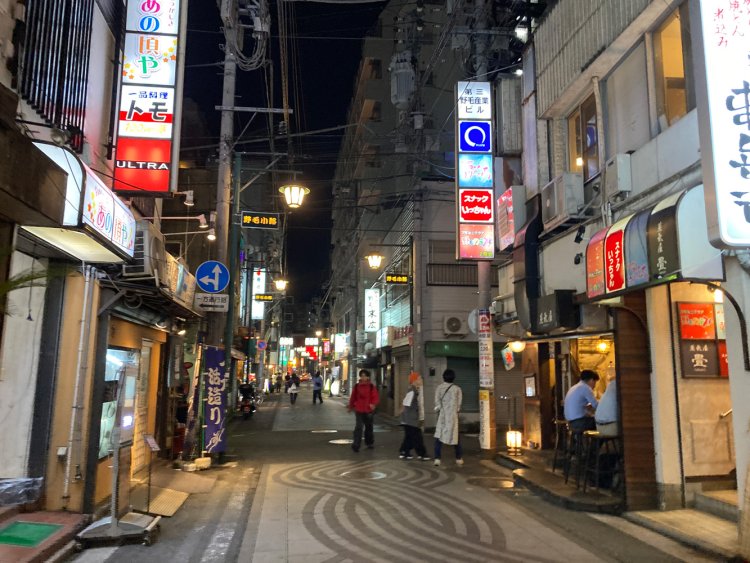 野毛の飲食店街を歩くのも久しぶりだった。