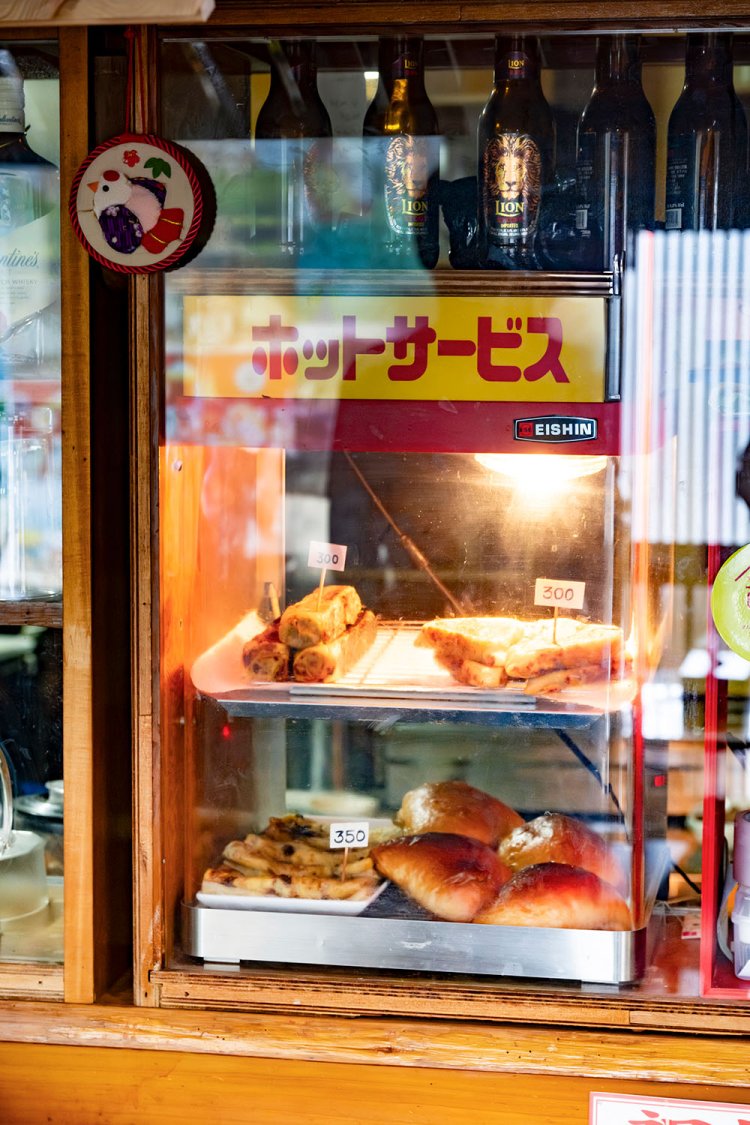 スリランカでは総菜パンも人気だ。