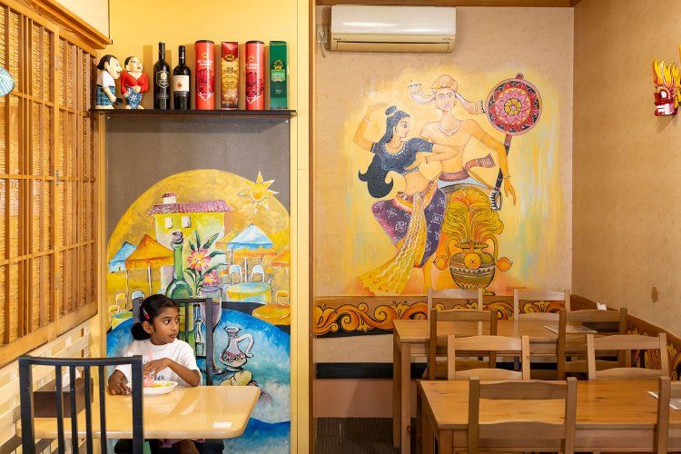 小学校に通い始めたばかりの長女を、母と祖父が描いた絵が見守る。