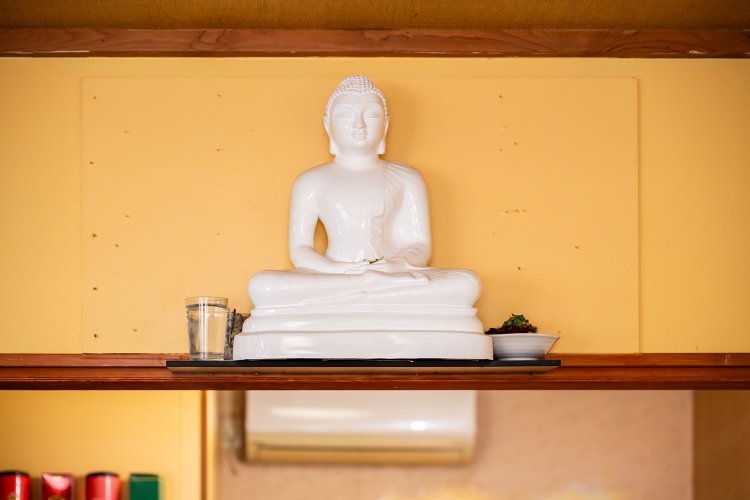 店には仏像が祀られ、お供え物もあった。