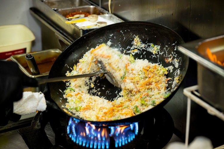 ストリングホッパーを炒める。