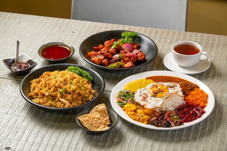 左下から時計回りに、ライス&カリー 具材により1250～1300円（日によって内容は変わる）、ストリングホッパー・コットゥ（米麺と野菜の炒めもの）具材により1200～1500円 、デビルチキン（鶏肉のスパイス炒め）具材により1100～1650円、セイロンティー200円。