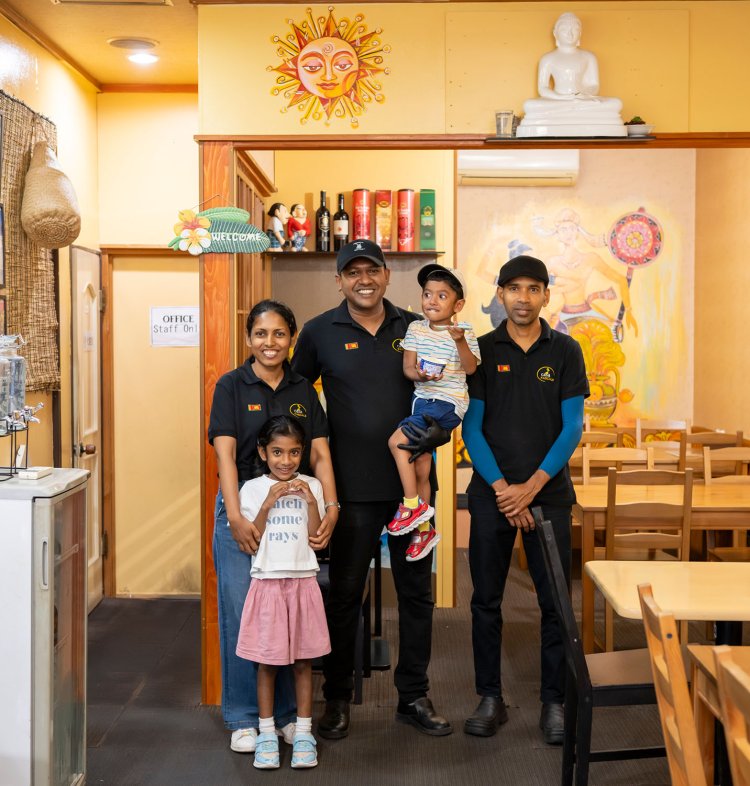 店を切り盛りするアマーリさん（左）、ドゥミドゥさん（中央）一家。