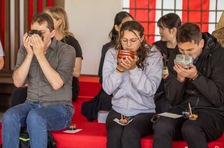 「英語で楽しむ野点」（800円）は英語解説付きで行われる（写真は過去開催時の様子）。