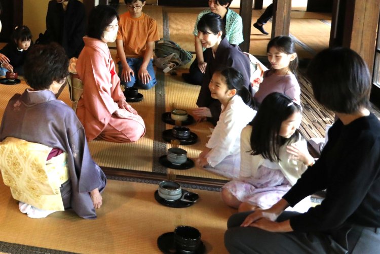 『江戸東京たてもの園』天明家では中学生以下の子供と一緒に作法を楽しく学べる茶席「子供と楽しむ茶席」（500円）が開催。