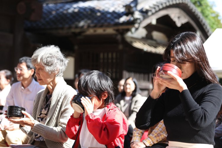 『江戸東京たてもの園』では伊達家の門前にて屋外で行う野点（800円）が開催（写真は過去開催時のもの）。
