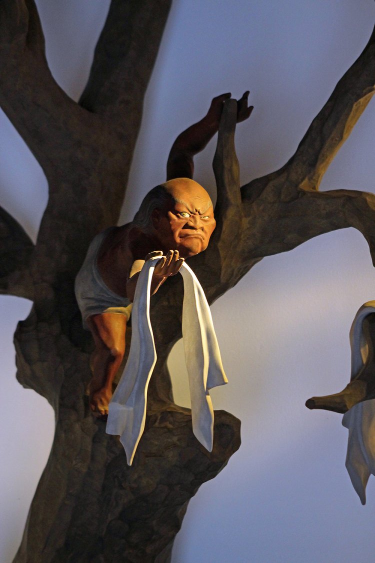 亡者の衣を持った懸衣翁。板橋の文殊院。衣領樹の上にいる彫像は極めて珍しい。