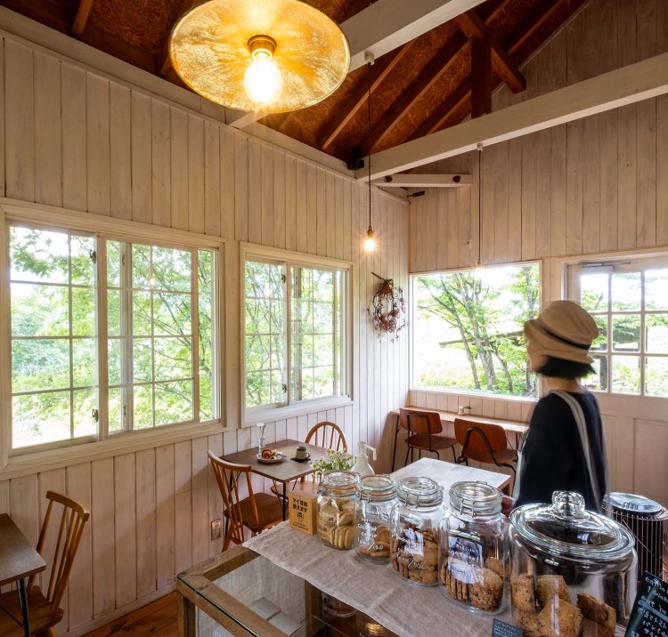 「わざわざ足を運んでくださった方々には、この場所ならではの特別感も味わってもらえれば」と店主の田村典子さん。静けさを保つため、店内（喫茶）利用は1組2名以内で。