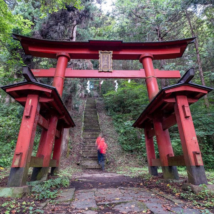 急傾斜の石段に平山城の面影が残る新府城跡（現新府藤武神社）。