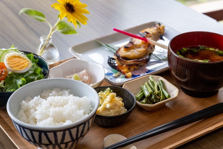 銀ダラ西京焼き定食1300円。15時まではドリンクが付く。
