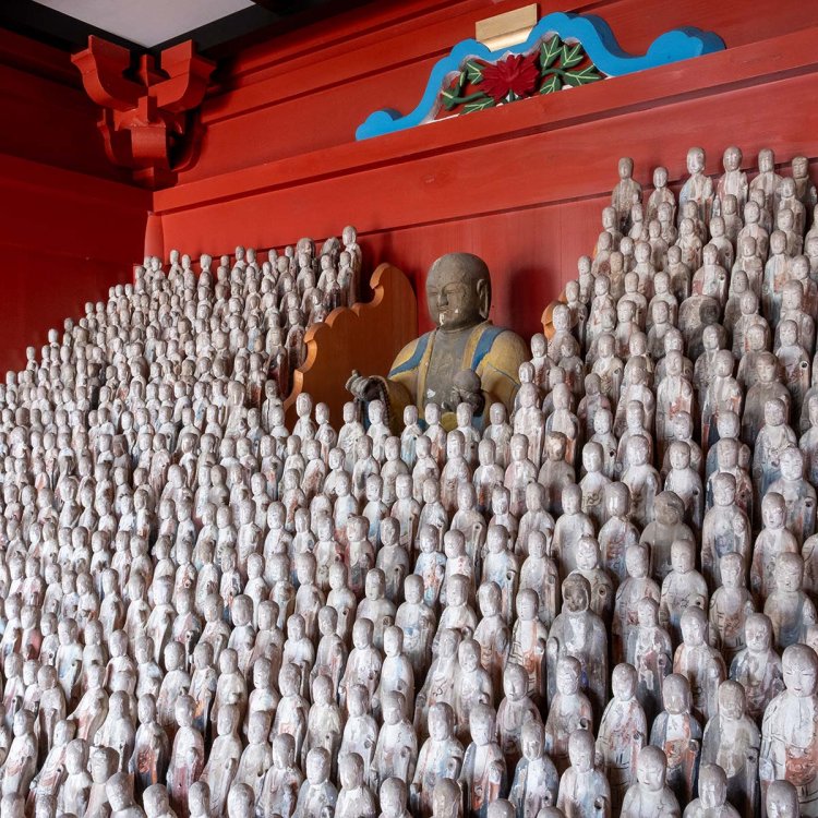 窟観音御堂の一角に安置されている千体仏（千体地蔵尊）。