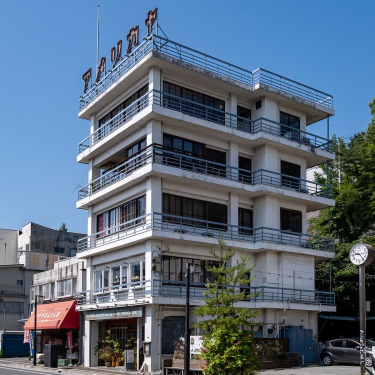 商店街のランドマークであり存在感抜群の『アメリカヤ』。