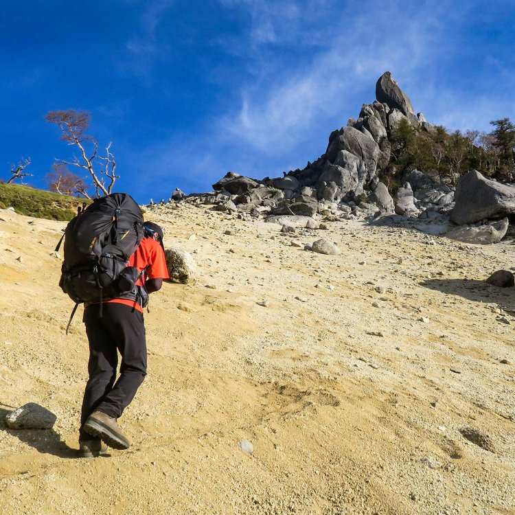 市内各所から視認できる地蔵ヶ岳山頂部の奇怪な岩峰のオベリスクへ向けて、一歩ずつ確実に登り詰めていく。