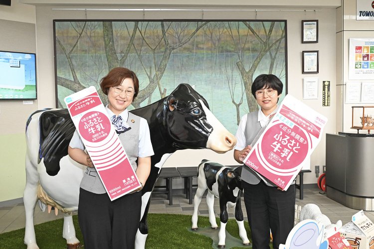 トモヱ乳業本社工場は見学ができる。「牛乳博物館の見どころもご案内します」（撮影＝大塚七恵）。