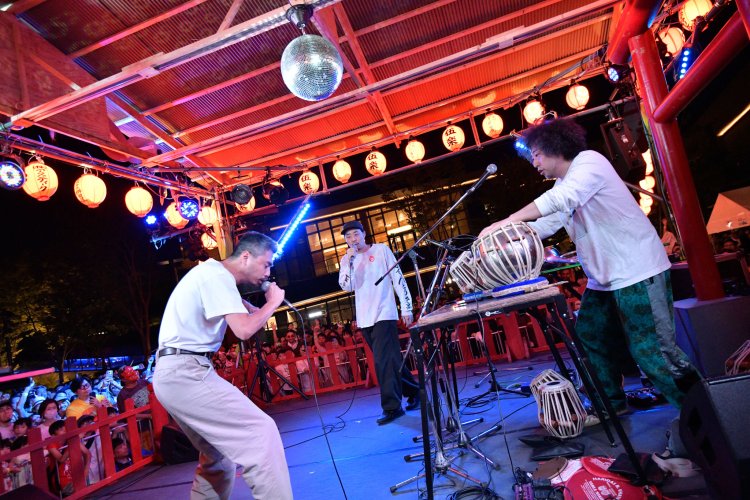 やぐらステージでは盆踊りやDJライブがにぎやかに行われる。