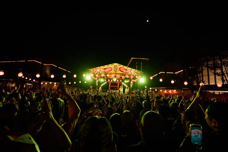 豪華アーティストによるライブも行われ、熱狂の渦に包まれる。
