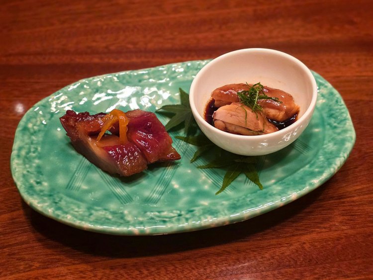 叉焼（チャーシュー）、鶏の中華風醬油煮込み。