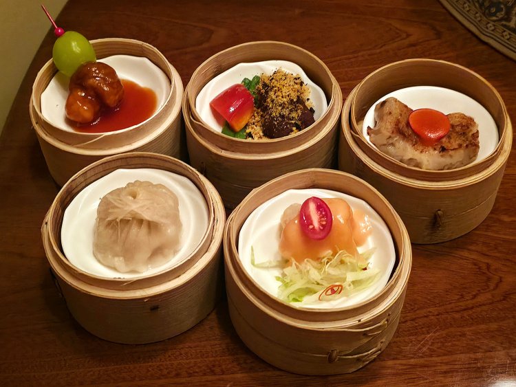 (左上から時計回りで)酢豚、和牛肉のブラックビーンズソース フライドガーリックのせ、大根餅、海老のオーロラソース、小籠包。