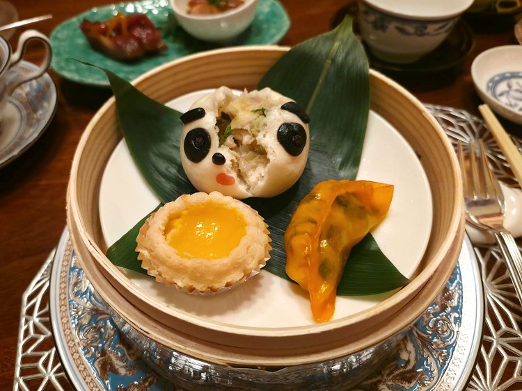 パンダ饅頭、ニラと海老入り蒸し餃子、エッグタルト。