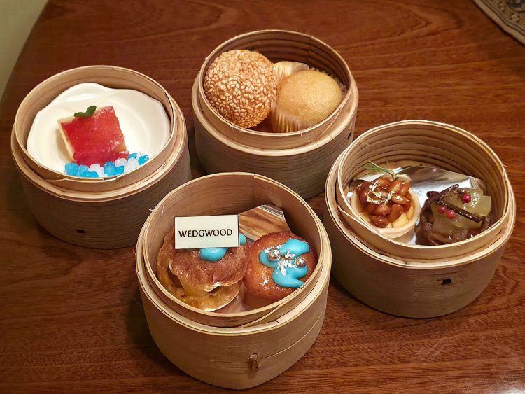 (左上から時計回りで)リンゴ飴、胡麻団子、中華風蒸しカステラ、松の実とカラメルのカスタードタルト、五香粉とビターチョコレートのアップルタルト、マロンシュークリーム＆ウェッジウッドロゴチョコレート、レモンケーキ。