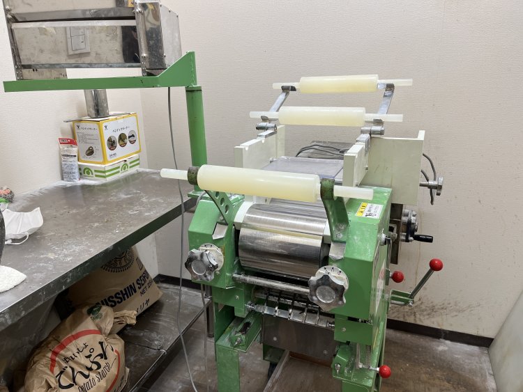 哲さんは空き時間に製麺室にこもって作業をする。