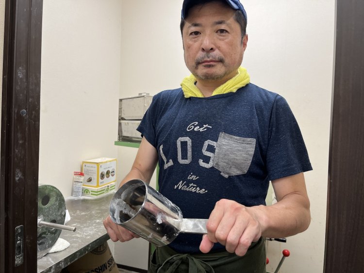 「餃子の皮はこれで作ってます！　麺より難しいですね」と餃子の皮の型を見せてくれた。