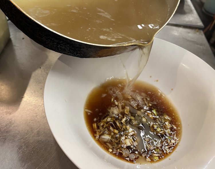 黄金色のスープを丼に注ぐとふわ〜っといい香りが立ちのぼる。