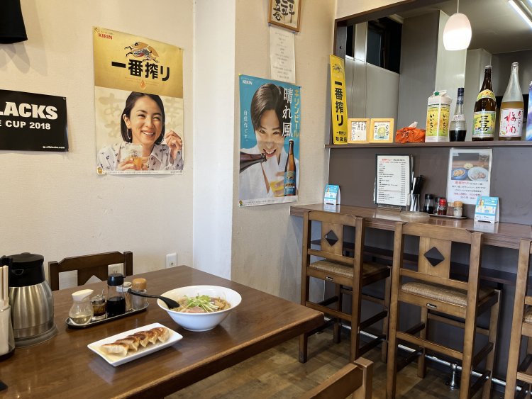店内に貼られていたポスターを見ていたら、ラーメンと餃子にビールを合わせてもいいなと思った。