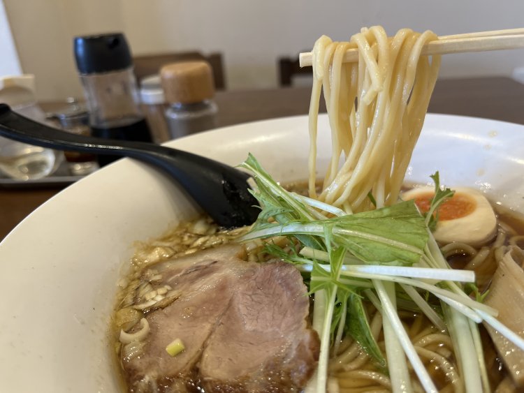 トッピングは半熟の味玉、水菜、メンマ、チャーシュー、ネギだ。