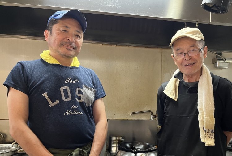 洋食メニューは豊さん（右）、ラーメンや中華料理は哲さんが調理を担当している。