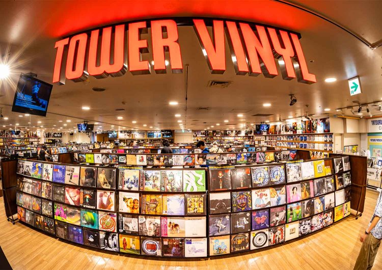 フロアいっぱいに広がるレコードの海。日々、熱心なディガーたちが音楽を探し求める。「今でも毎日のように新しい音楽と出会える場所です」（青木さん）。