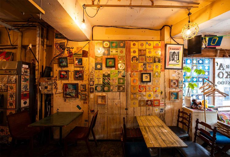 「食事も音楽もお酒も。欲張りに楽しみたい夜は、虎子食堂へ」（青木さん）。