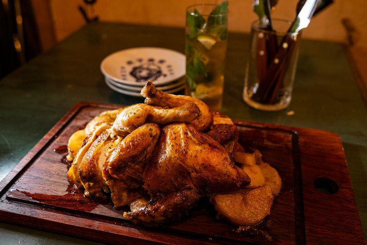 看板メニューのロティサリーチキン3300円はしっとりジューシー。