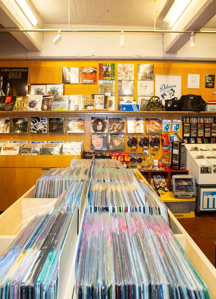 2Fでは中古盤に加え、DJ機材やオーディオ機器もチェックできる。