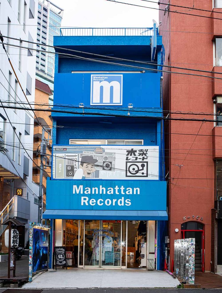 宇田川町の奥にたたずむ、鮮やかなブルーの建物が目印。