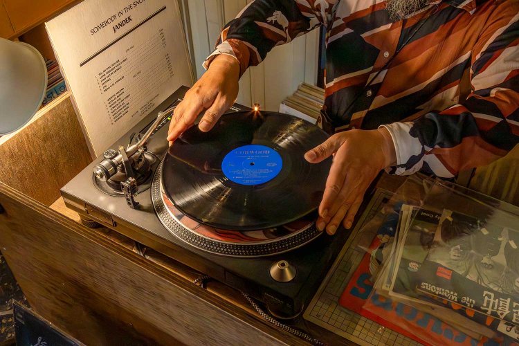 店内にはターンテーブルを設置。気になるレコードをその場で試聴できる。