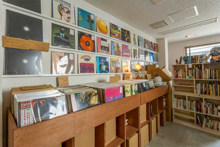 「手書きの解説ポップから、店主の熱量が伝わってきます」（矢川さん）。