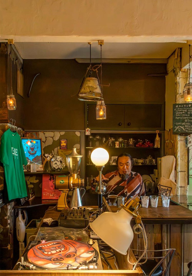 カウンターにはお客さんが集まり盛り上がることも。