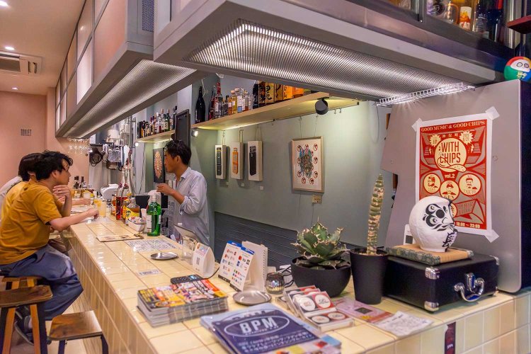 1階のバースペースは、カウンターでお酒を楽しむお客さんでにぎわう。