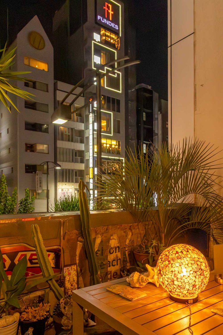 3階にはテラス席あり。2階はギャラリーに。