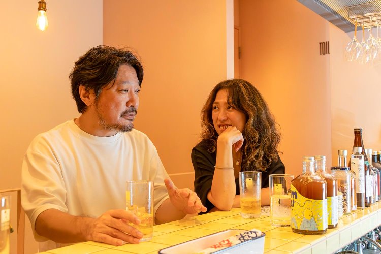 店主の杉山さん（右）と、肆の音響を監修するMOODMANさん。